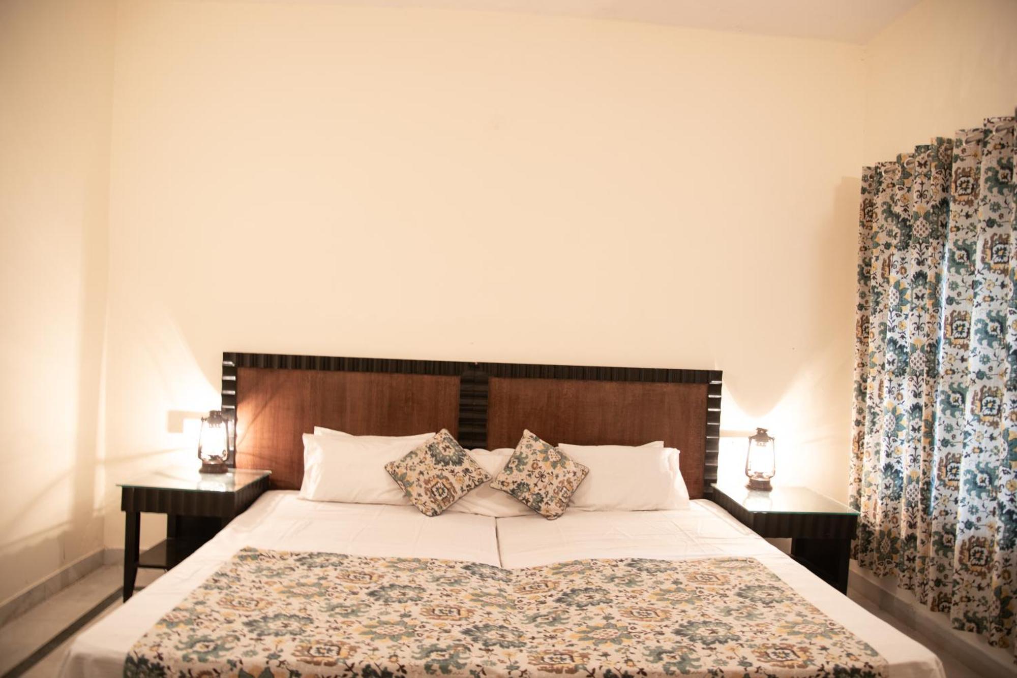 Shivika Lake Hotel Ranakpur Sadri Ngoại thất bức ảnh