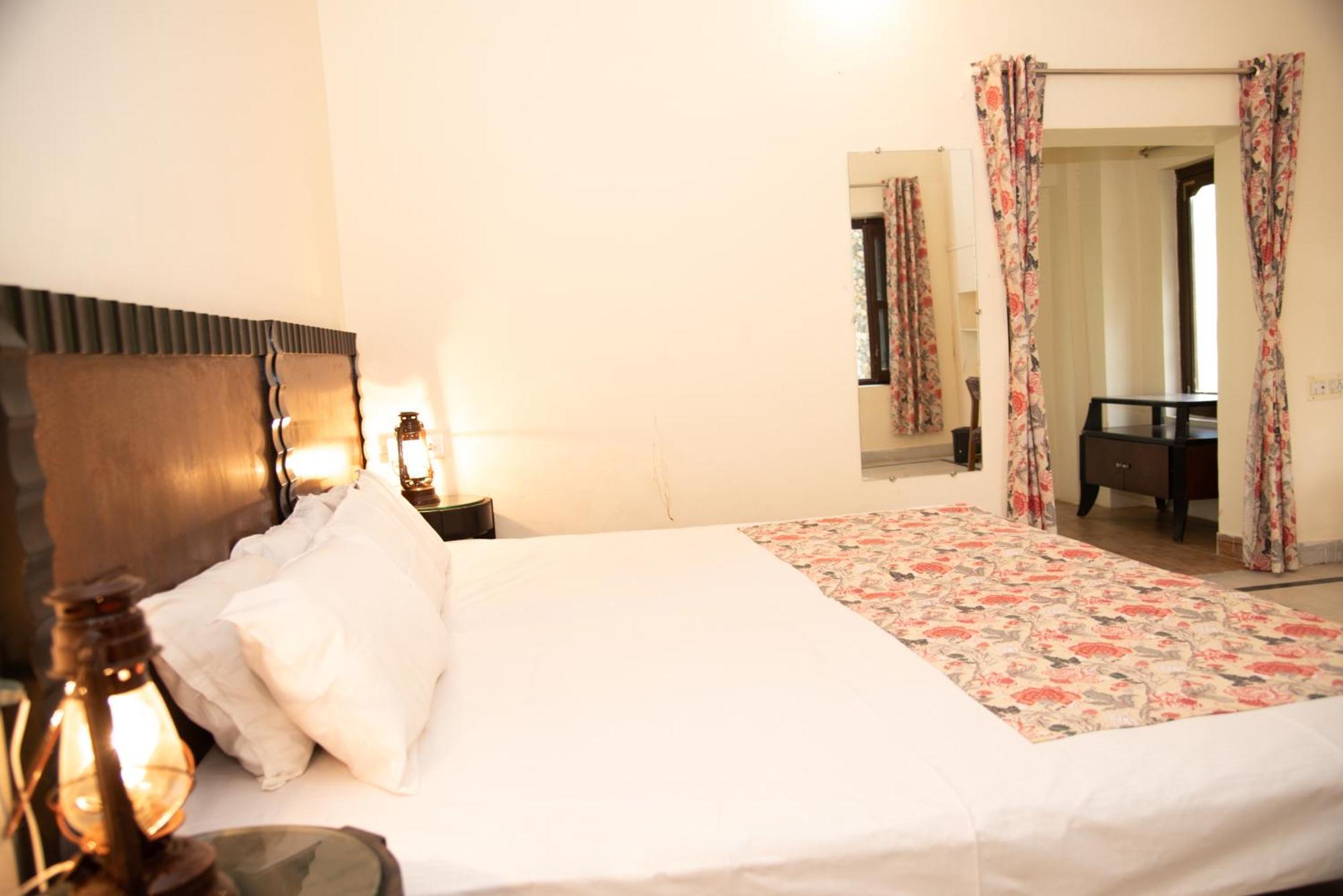 Shivika Lake Hotel Ranakpur Sadri Ngoại thất bức ảnh